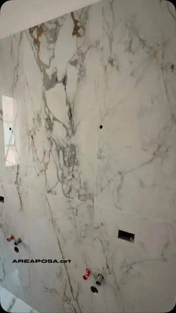 Rivestimento bagno in gres effetto marmo a grandi lastre